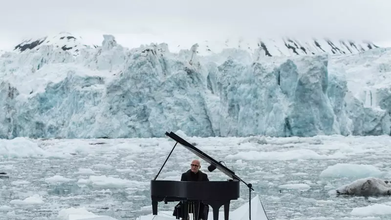 Di antara ais dan air, pemain piano Ludovico bermain di Artik untuk meminta perlindungannya