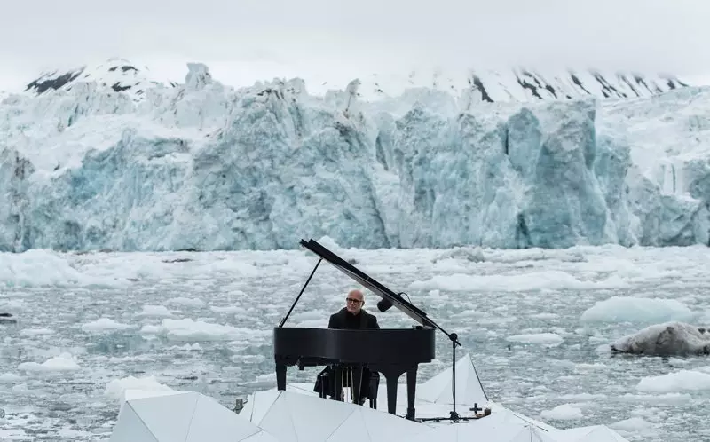 Jää ja vee vahel mängib pianist Ludovico Arktikas, et paluda selle kaitset