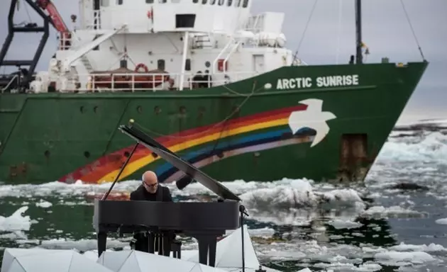 Zwischen Eis und Wasser spielt der Pianist Ludovico in der Arktis, um ihren Schutz zu erbitten