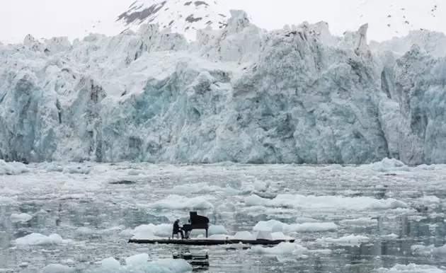 Entre glace et eau, le pianiste Ludovico joue dans l'Arctique pour demander sa protection