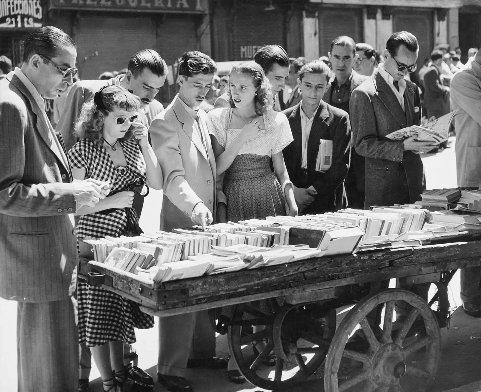 Cumpărători în Rastro de Madrid în 1950