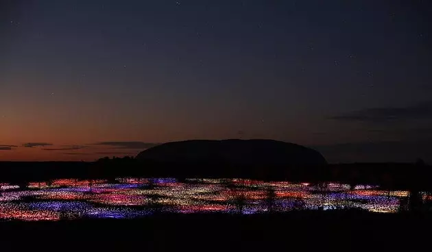 En Teppech vu Luuchten beliicht Australien d'Red Wüst