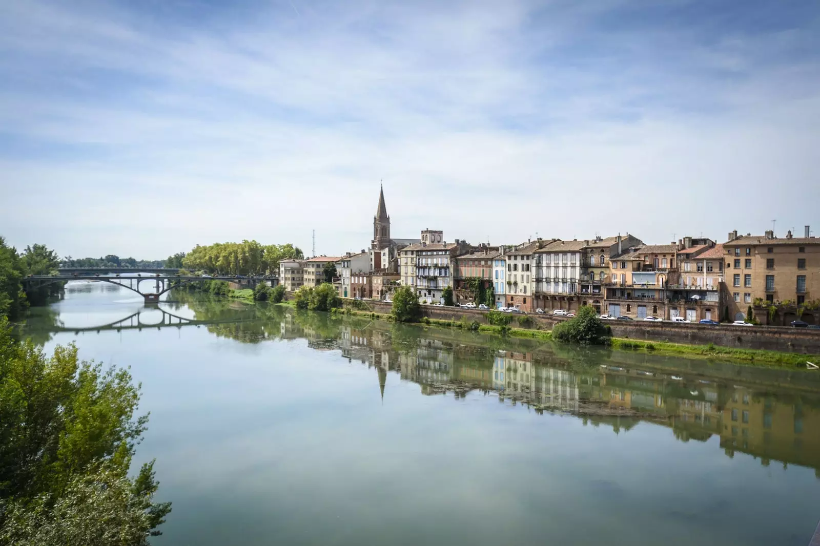 Den historeschen Zentrum vu Montauban invitéiert Iech roueg ze trëppelen, andeems Dir seng architektonesch Schéinheet berücksichtegt.