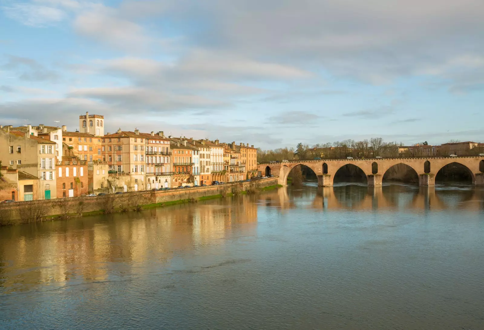 Montauban şehrinin eski köprüsü Tarn nehrini geçiyor.