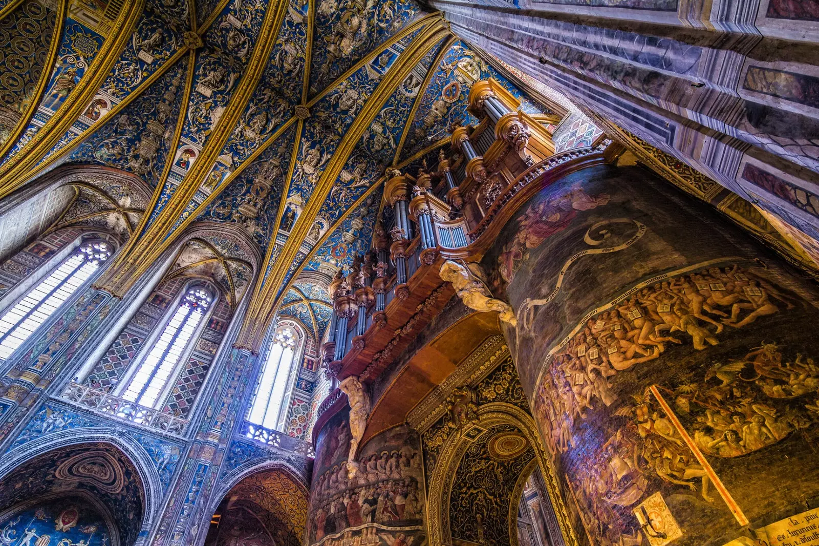 L'intérieur de la cathédrale Santa Cecilia du XIIIe siècle vous laissera sans voix.