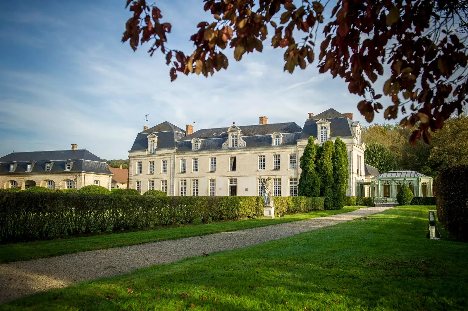 Vista exterior de Château de Courcelles i el seu jardí a la francesa