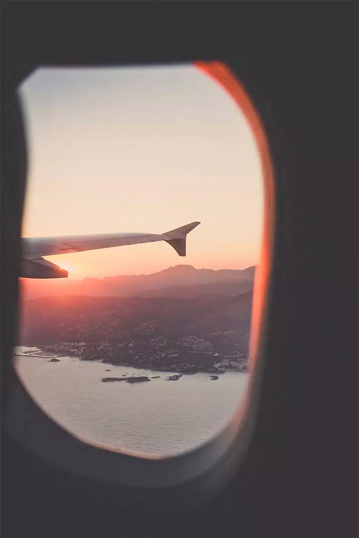 飛行機の窓の夕日