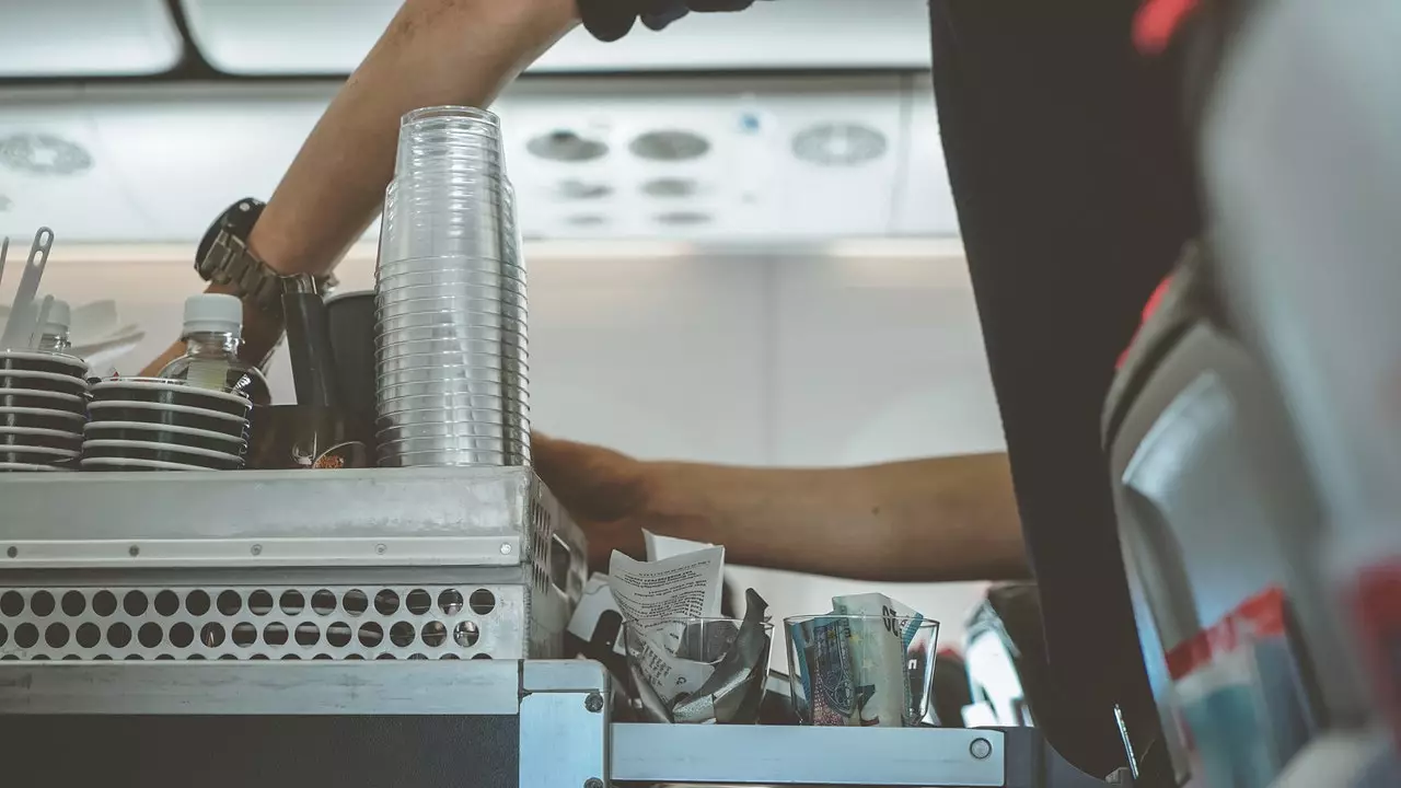 De ce nu ar trebui să comanzi cafea într-un avion (sau să bei apă de la robinet)