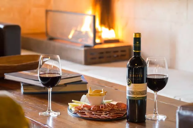 Apéritif devant la cheminée de l'Hacienda Zorita