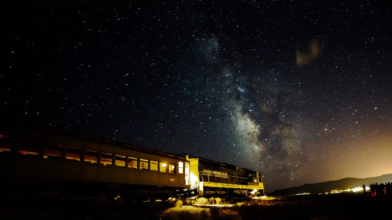 この夜行列車では、ネバダ砂漠の中心部で星空を眺めることができます