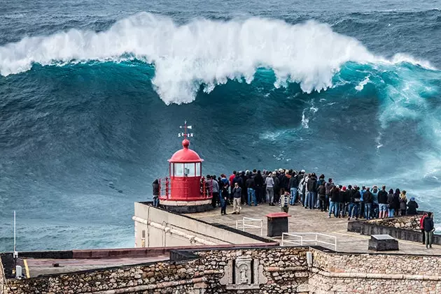 Très peu croisent les vagues de Nazar