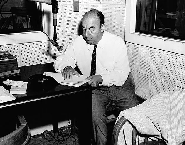 Pablo Neruda lexon një poezi në radio