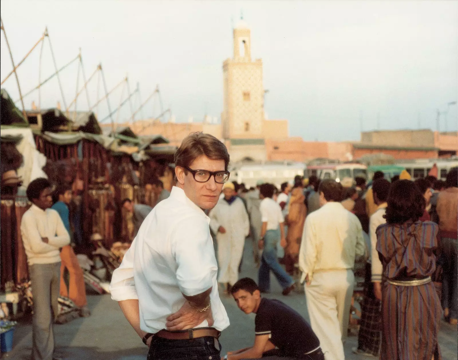 Yves Saint Laurent në sheshin Jemaa el Fna në Marrakesh.