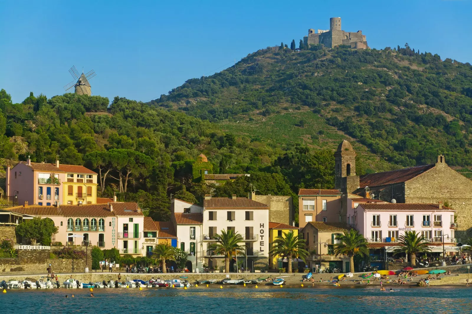 სოფელი Porquerolles Bonheur-ის წისქვილით და მე-16 საუკუნის Fort SainteAgathe-ის ფონზე.