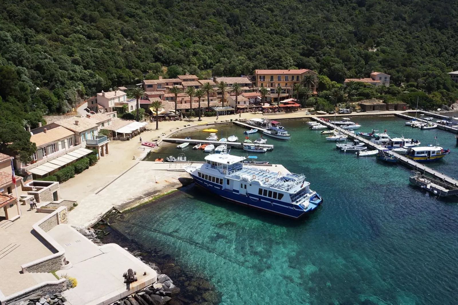 Bendrovė TLVTVM rūpinasi kelionėmis laivais į îles de PortCros Porquerolles ir île du Levant.