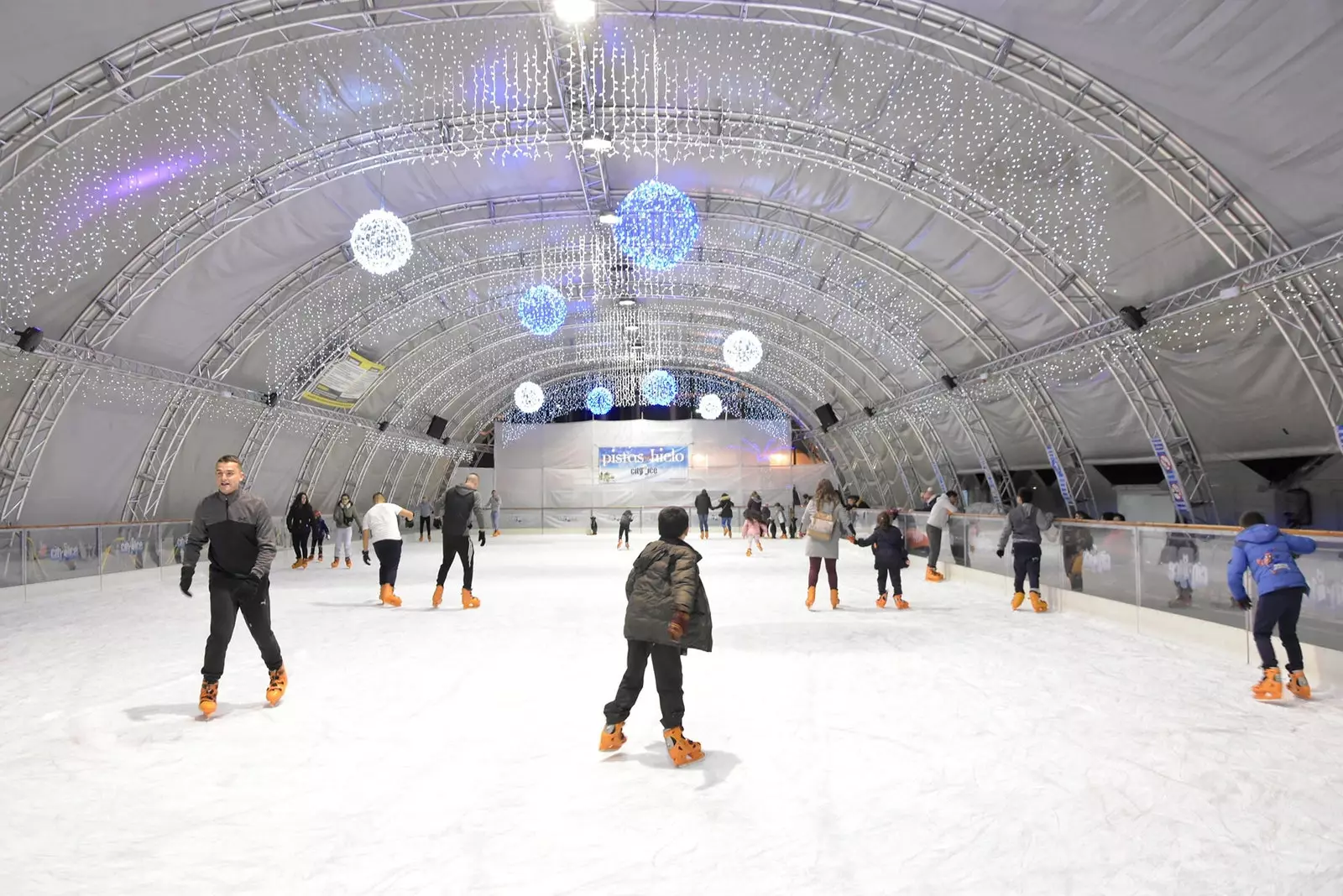 M'hemmx Milied mingħajr ice skating.