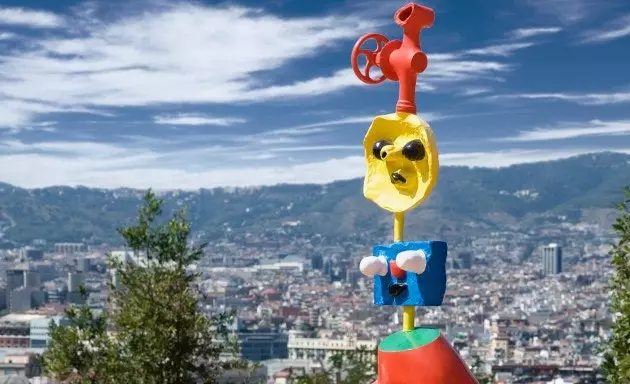 Een standbeeld op het terras van de Miró Foundation