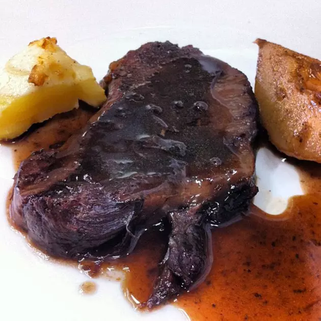 Cascajares Ox cheek კარტოფილით და მსხლის გრატინით