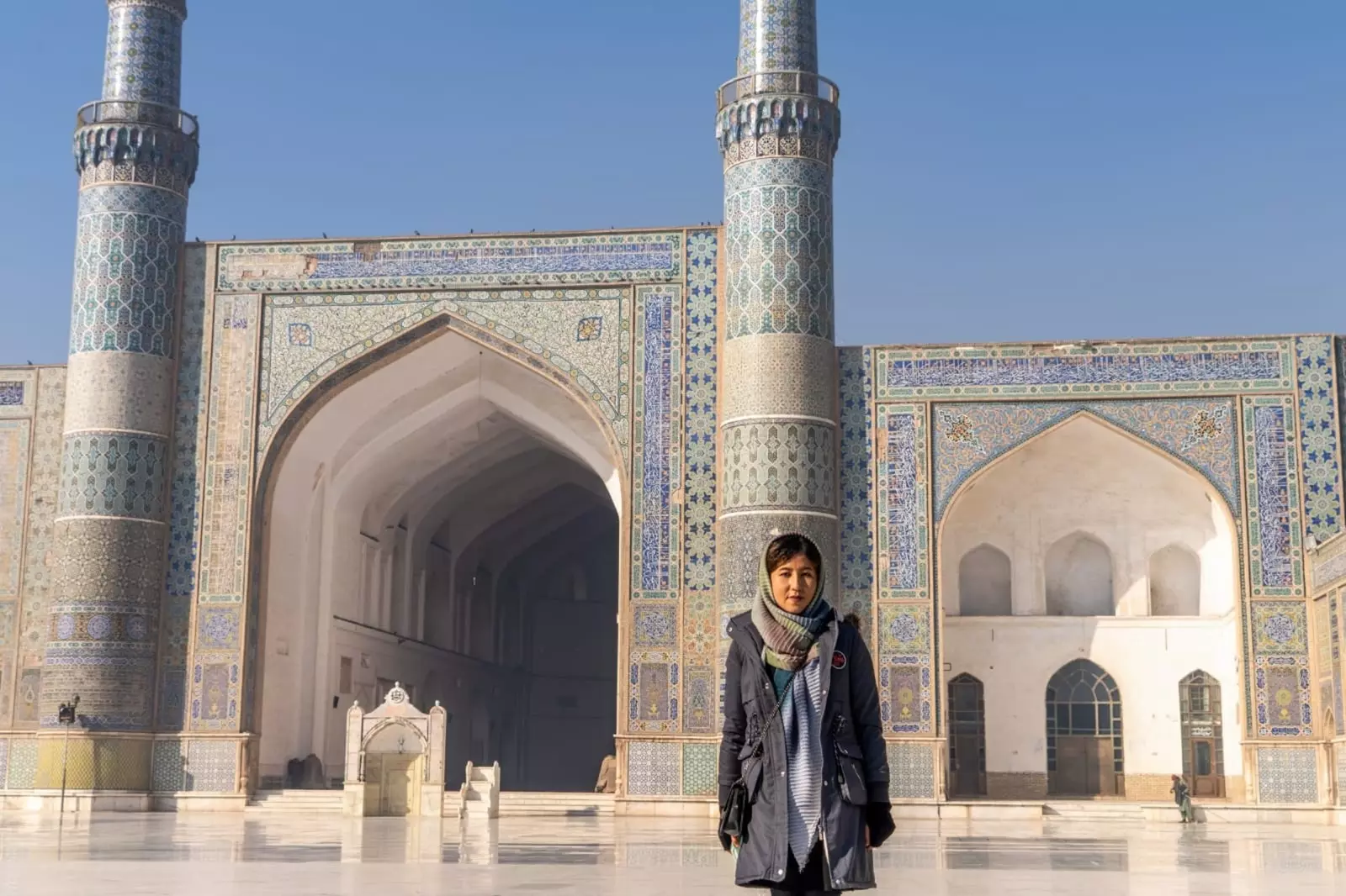 Fatima de eerste vrouwelijke reisleider in Afghanistan.