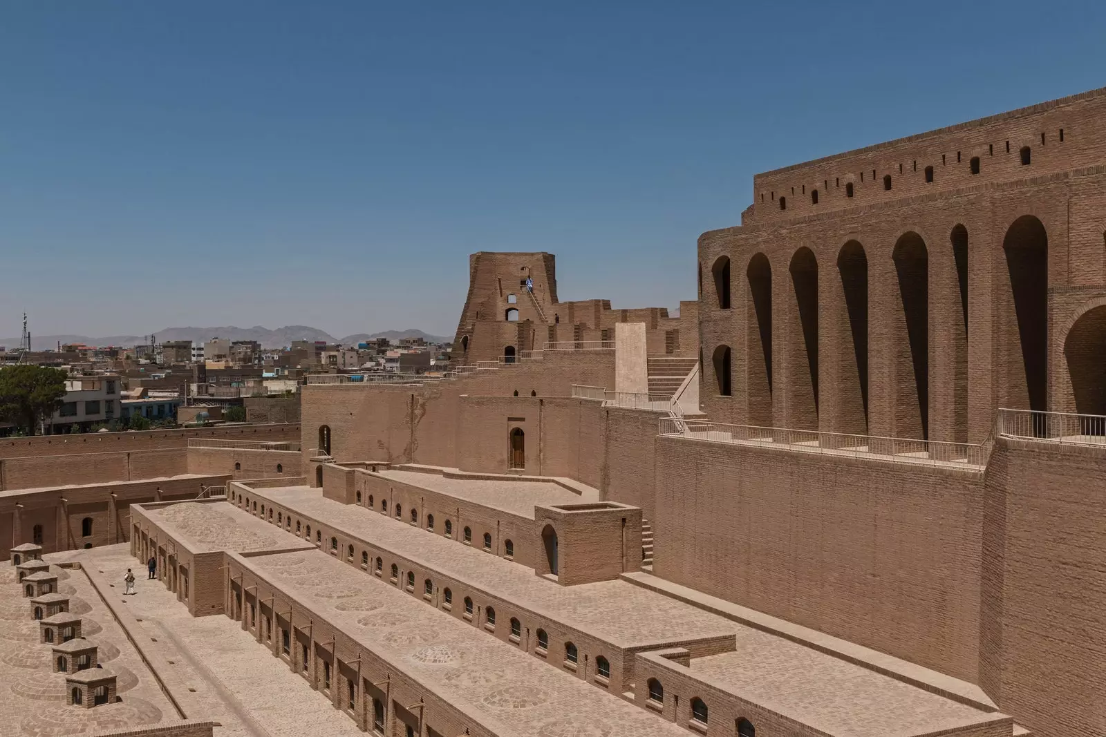 Fátima foi educada na cidade de Herat, no Afeganistão.