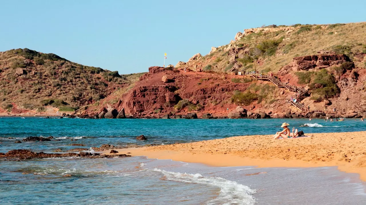 Rotta minn ġol-bajjiet u l-kots tat-tramuntana ta’ Menorca, l-aktar parti selvaġġa u l-aktar attraenti tal-gżira