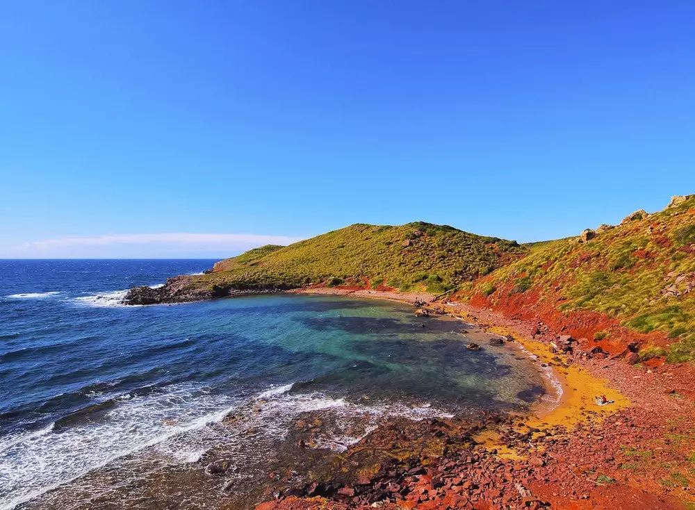 Di Cala Roja Anda dapat menikmati salah satu matahari terbenam terbaik di Menorca.