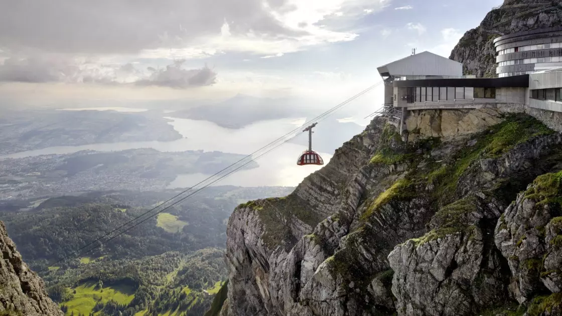 Til vands, til lands og i luften: eventyret om at bestige og nedstige Pilatus-bjerget