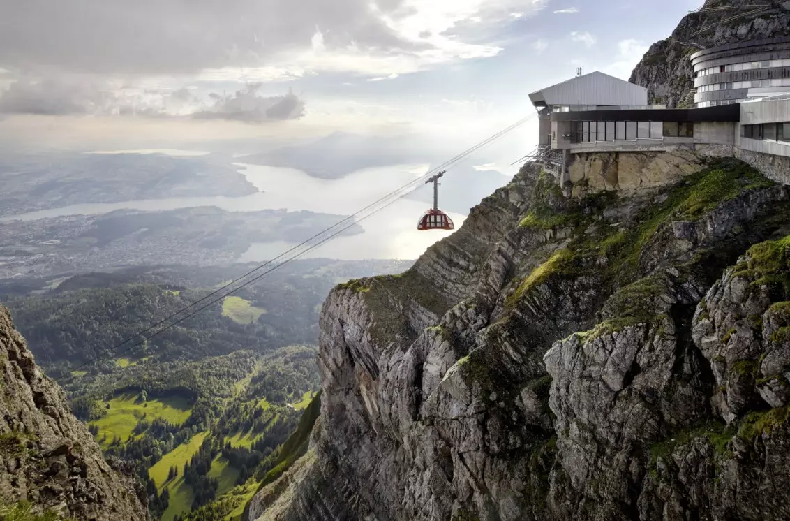 Over water, land en lucht het fantastische avontuur van stijgen en dalen van de berg Pilatus