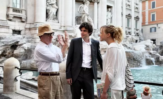 Woody Allen mengetuai Flavio Parenti dan Allison Pil di Trevi Fountain