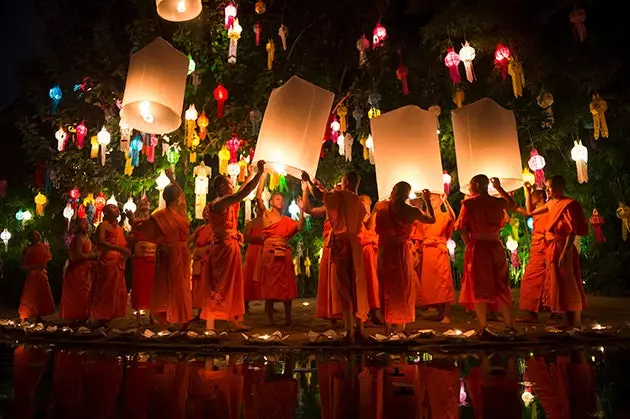 Manaigh Búdacha ag féile Loi Krathong sa Téalainn