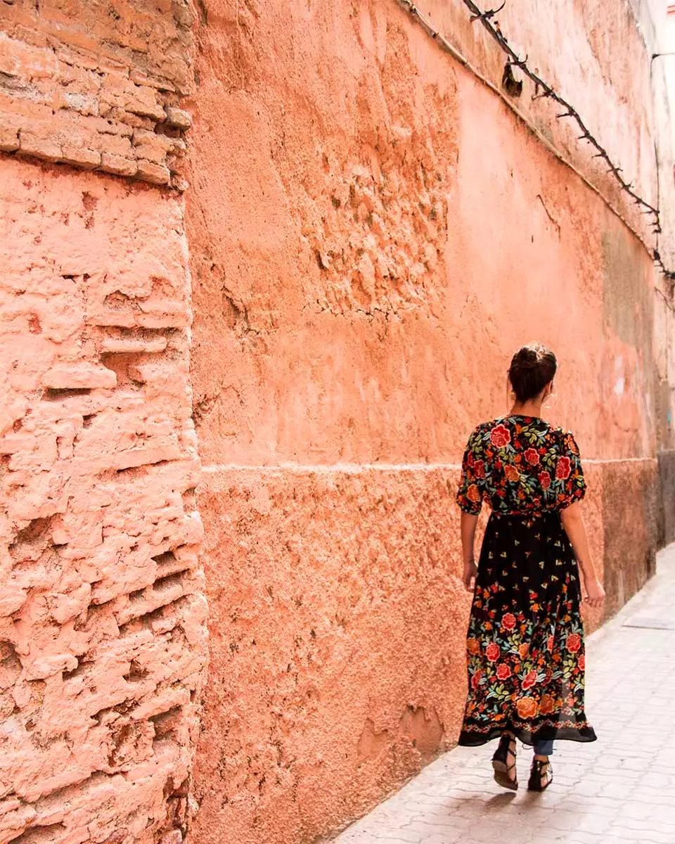 flicka med blomma klänning gå runt marrakech