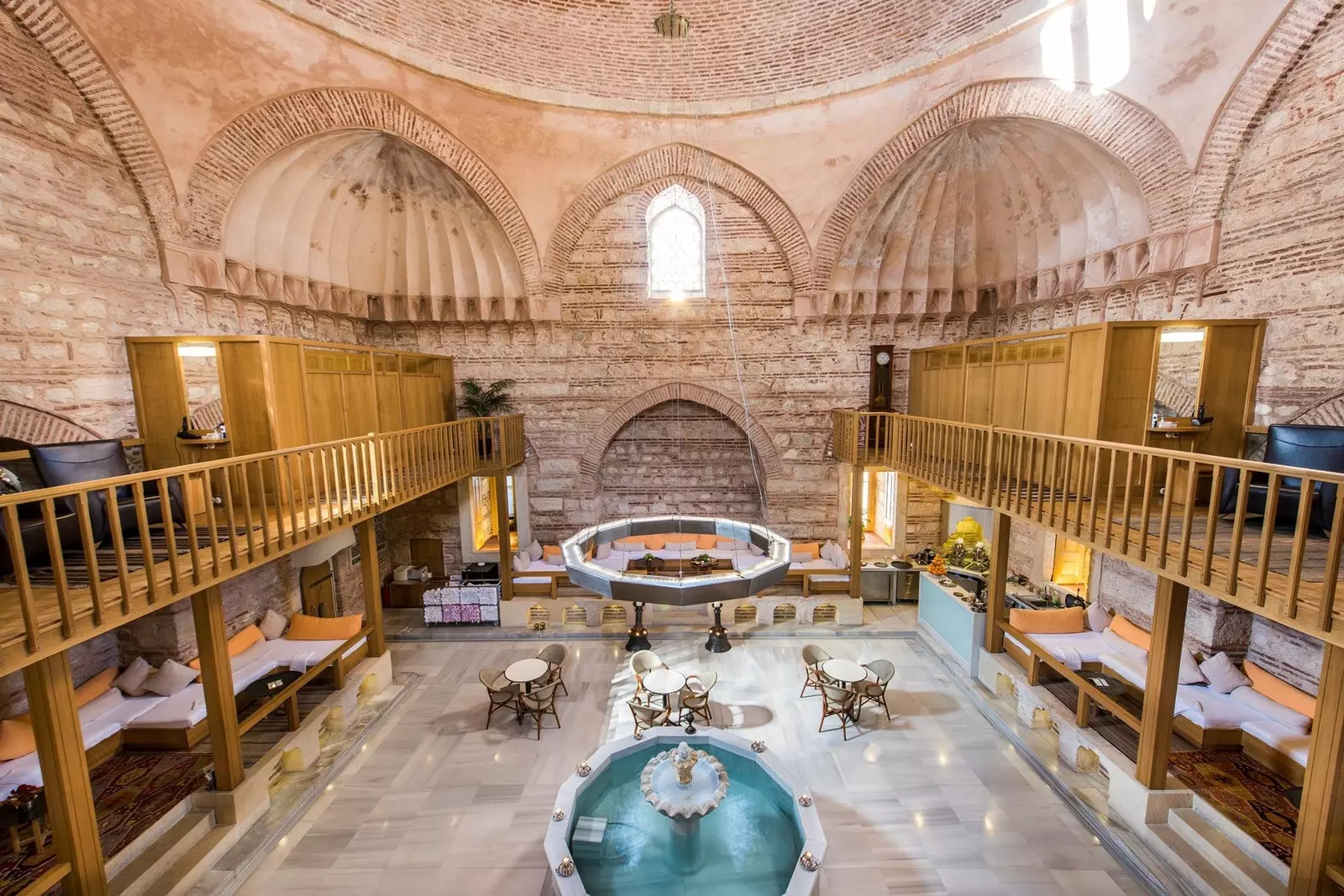 Pemandian Turki bersejarah emberlitaş Hamam di Istanbul.