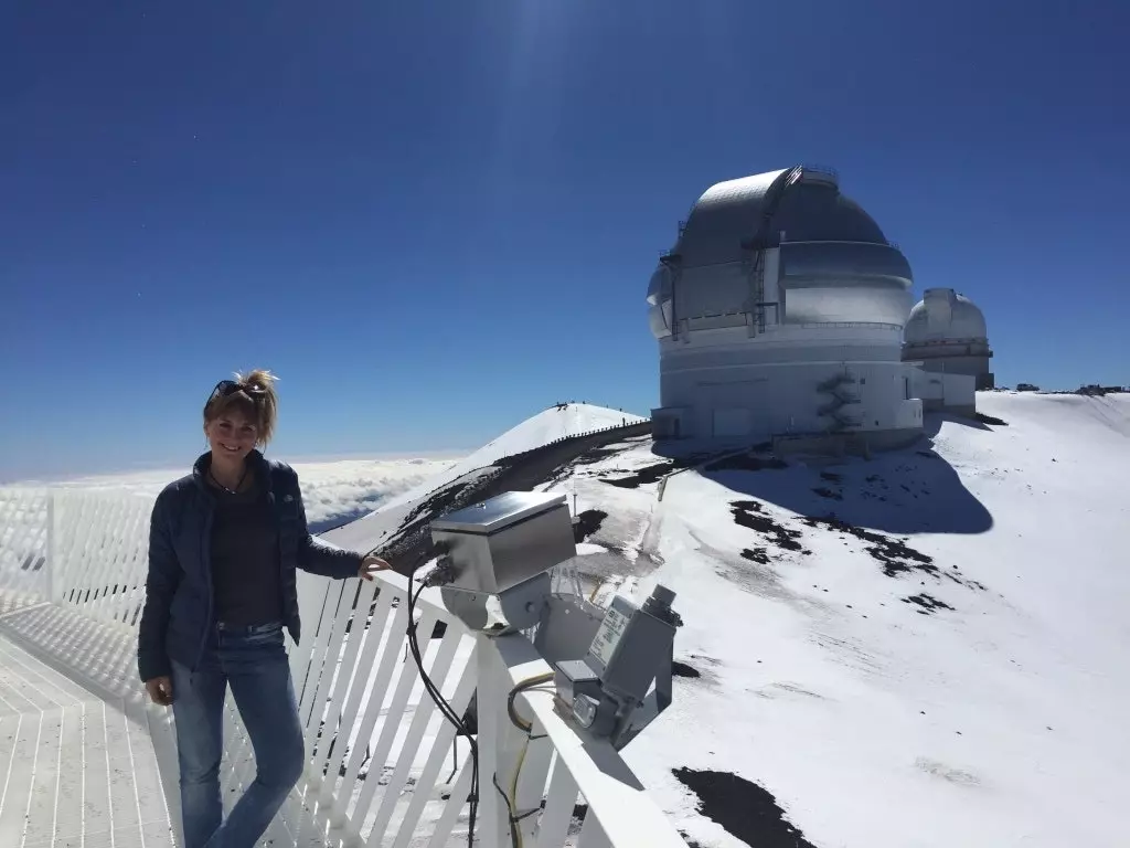 Eva Villaver ar Mauna Kea “Cé gur féidir liom sult a bhaint as áilleacht an spéir dorcha is é sin nuair a théim ó...