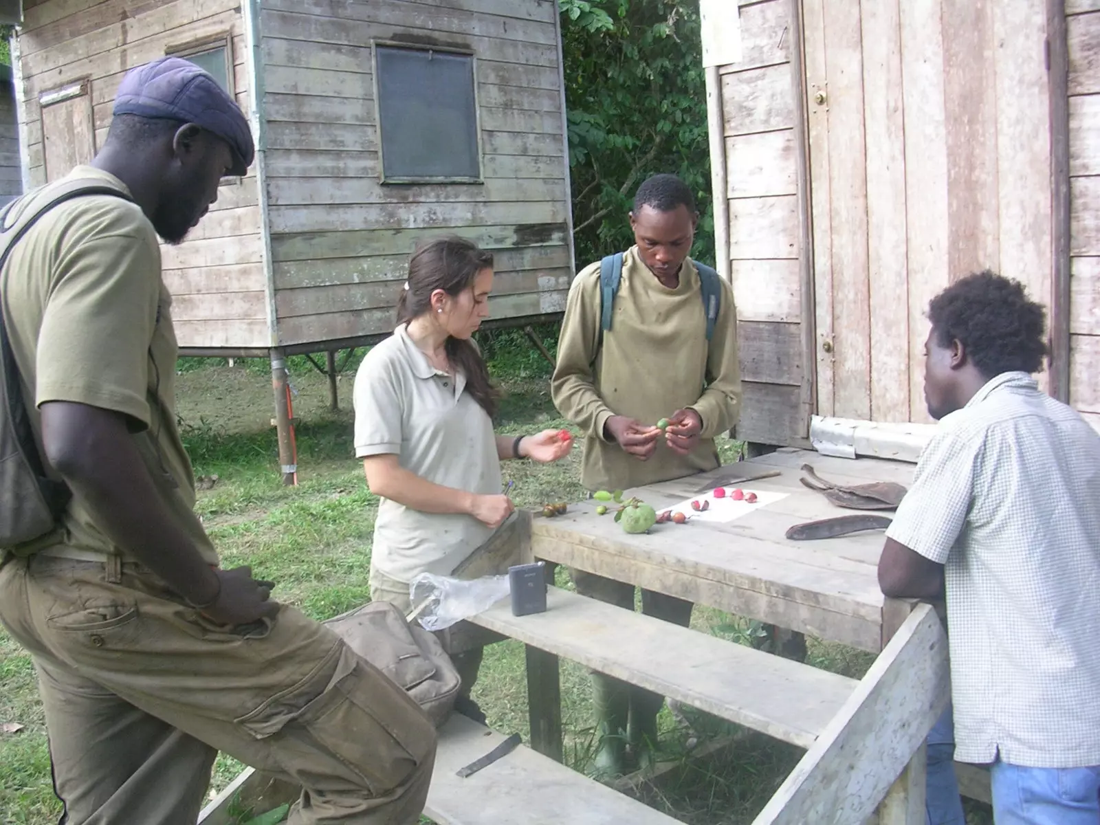 Rebeca met haar team aan het Jane Goodall Institute in Congo.