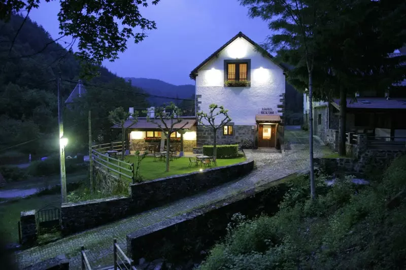 Hotelul rural Besaro cu puțin timp înainte de a trece în Franța.