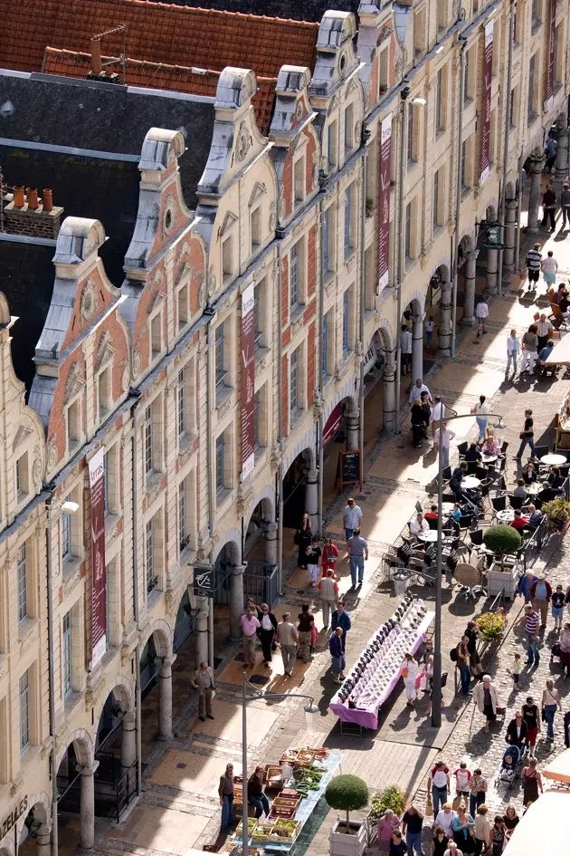 D'Place des Hros zu Arras eng Stad mat vill mëttelalterlecher Geschicht.