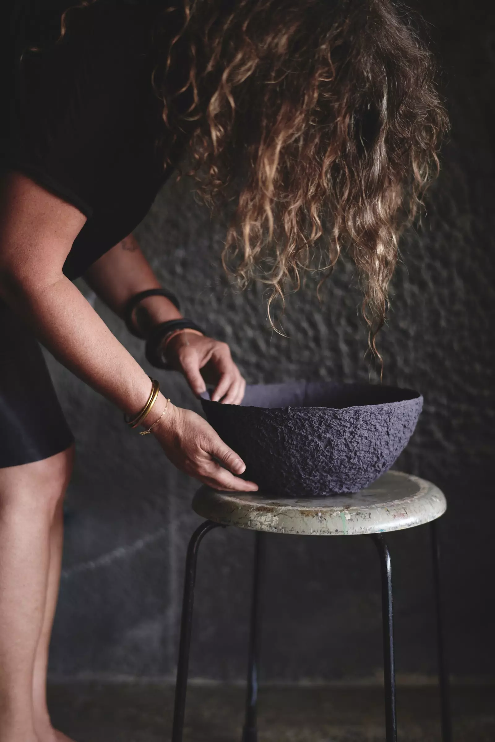 Le bol noir en édition limitée Förändring d'Ikea est fabriqué à partir de déchets de paille de riz qui sont normalement brûlés.