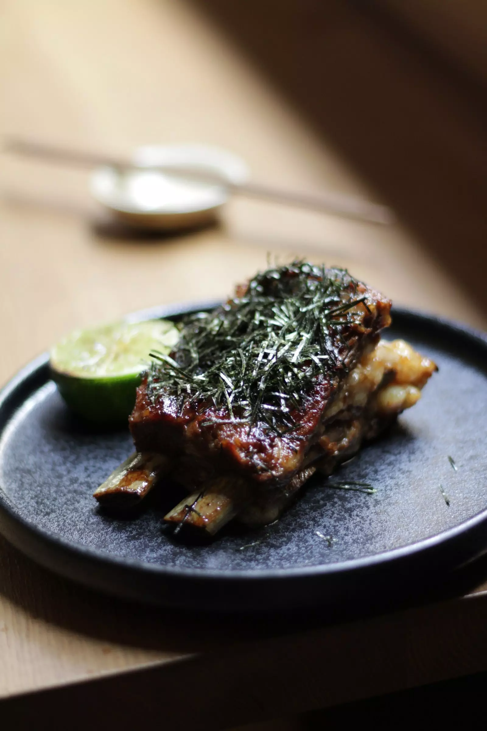 Rib na hIbéire laicearaithe le sukiyaki.