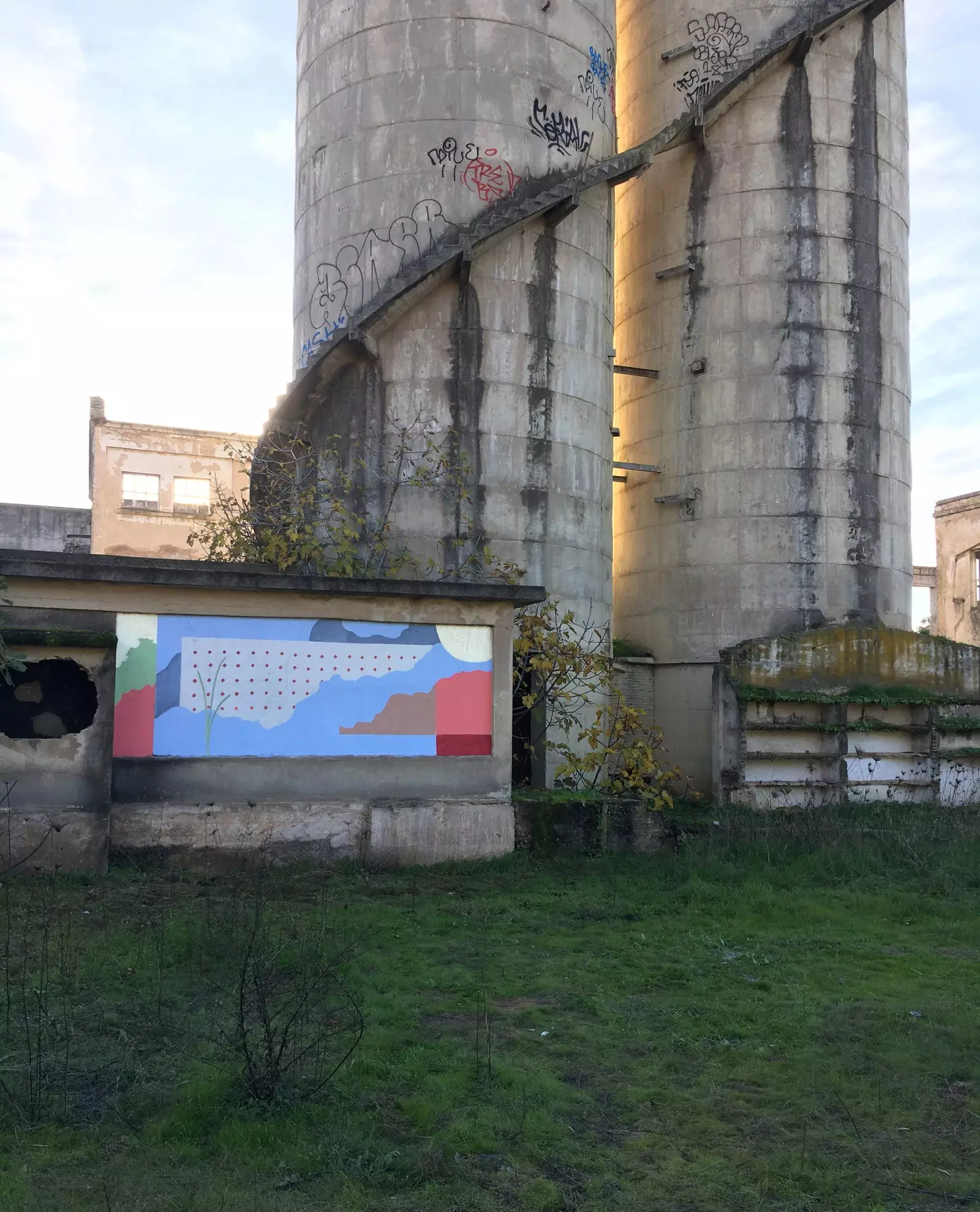 Intervention réalisée avec des silhouettes de bordures entrelacées pour créer de nouveaux paysages.