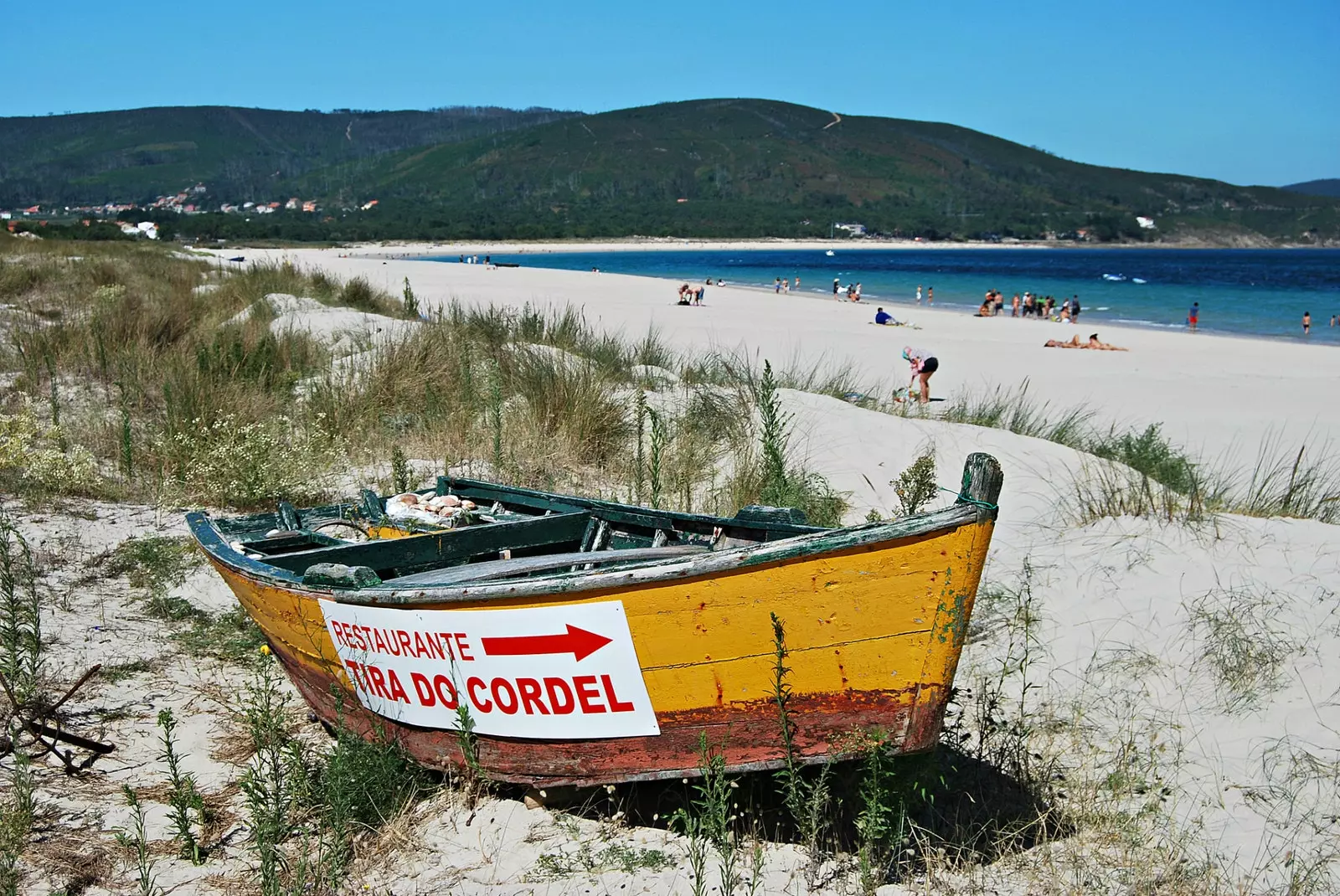 In good weather, Galician cuisine is enjoyed on the beach.