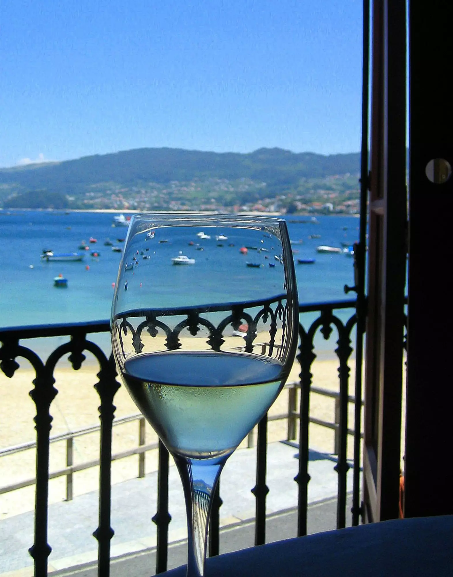 Frësch Albariño mat Vue op Bueu Plage schmaacht vill besser.