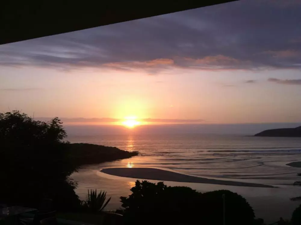 Inżul ix-xemx spettakolari mit-terrazzin tal-Bar Playa de Lires fuq il-Costa da Morte.