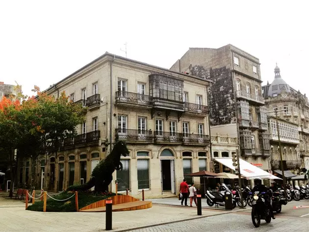 'Dinossauro' presidindo a Porta do Sol