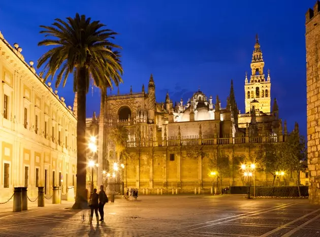 Den monumentale og mektige katedralen i Sevilla.