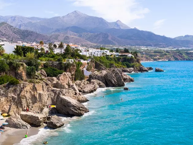 Calahonda di Nerja hanyalah satu contoh kekuatan pantai di pantai Malaga.