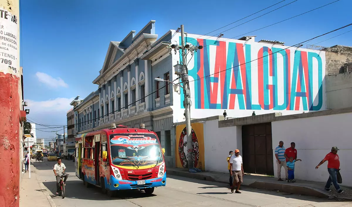 Dhá choincheap iad Réaltacht agus Draíocht a chothaíonn a chéile i Barranquilla