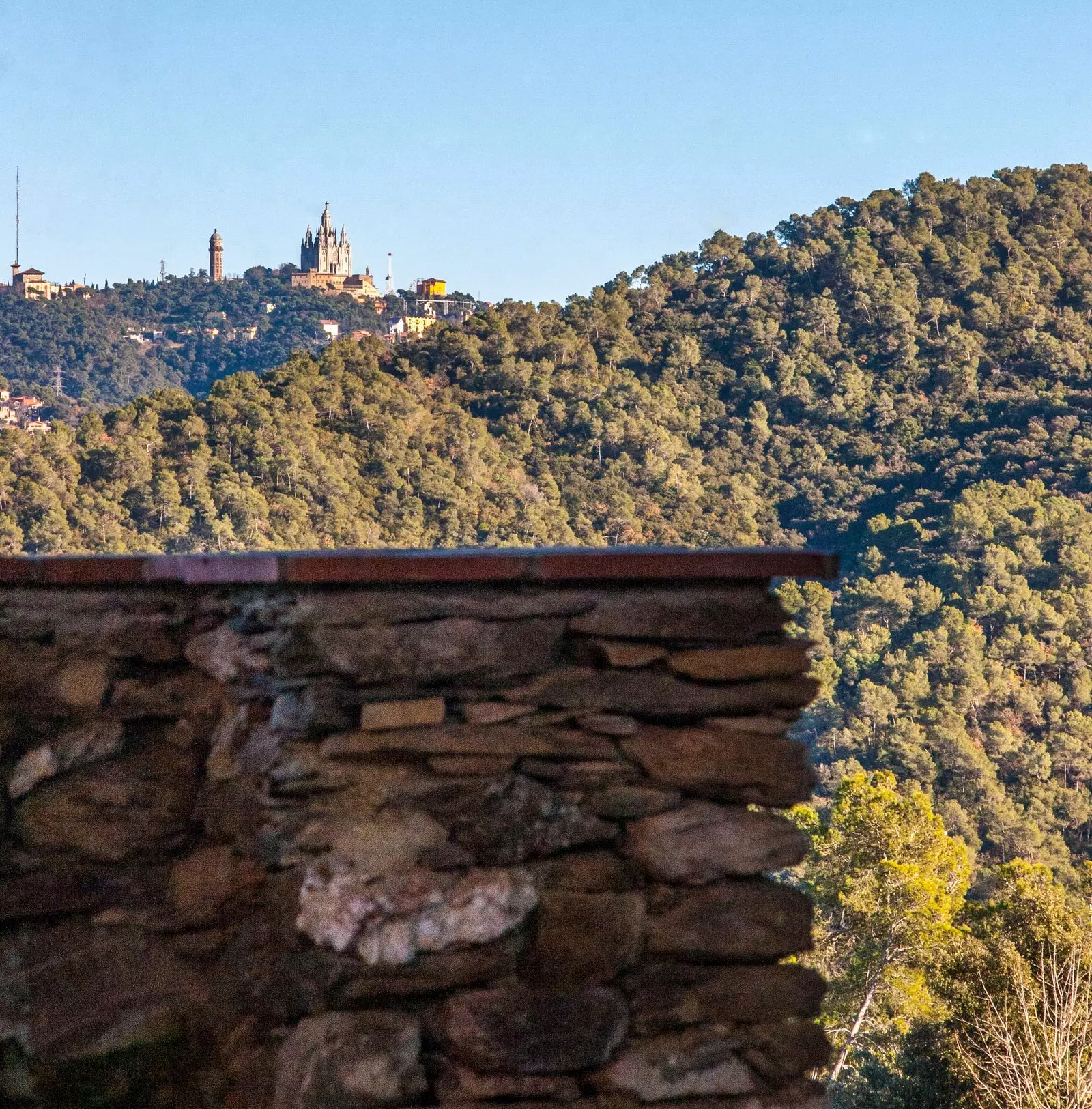 Una masia amb vistes al Tibidabo.