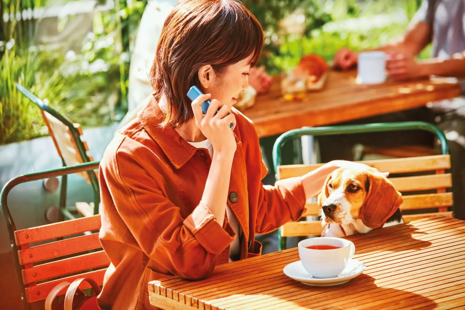 Fille avec chien et iqos iluma