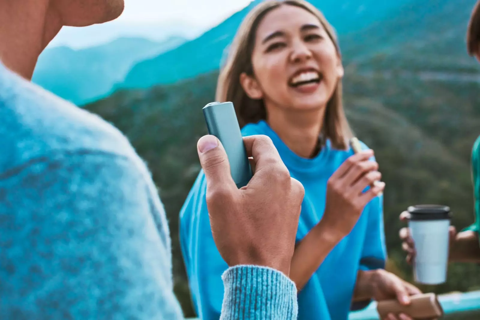 gruppe mennesker med IQOS Iluma