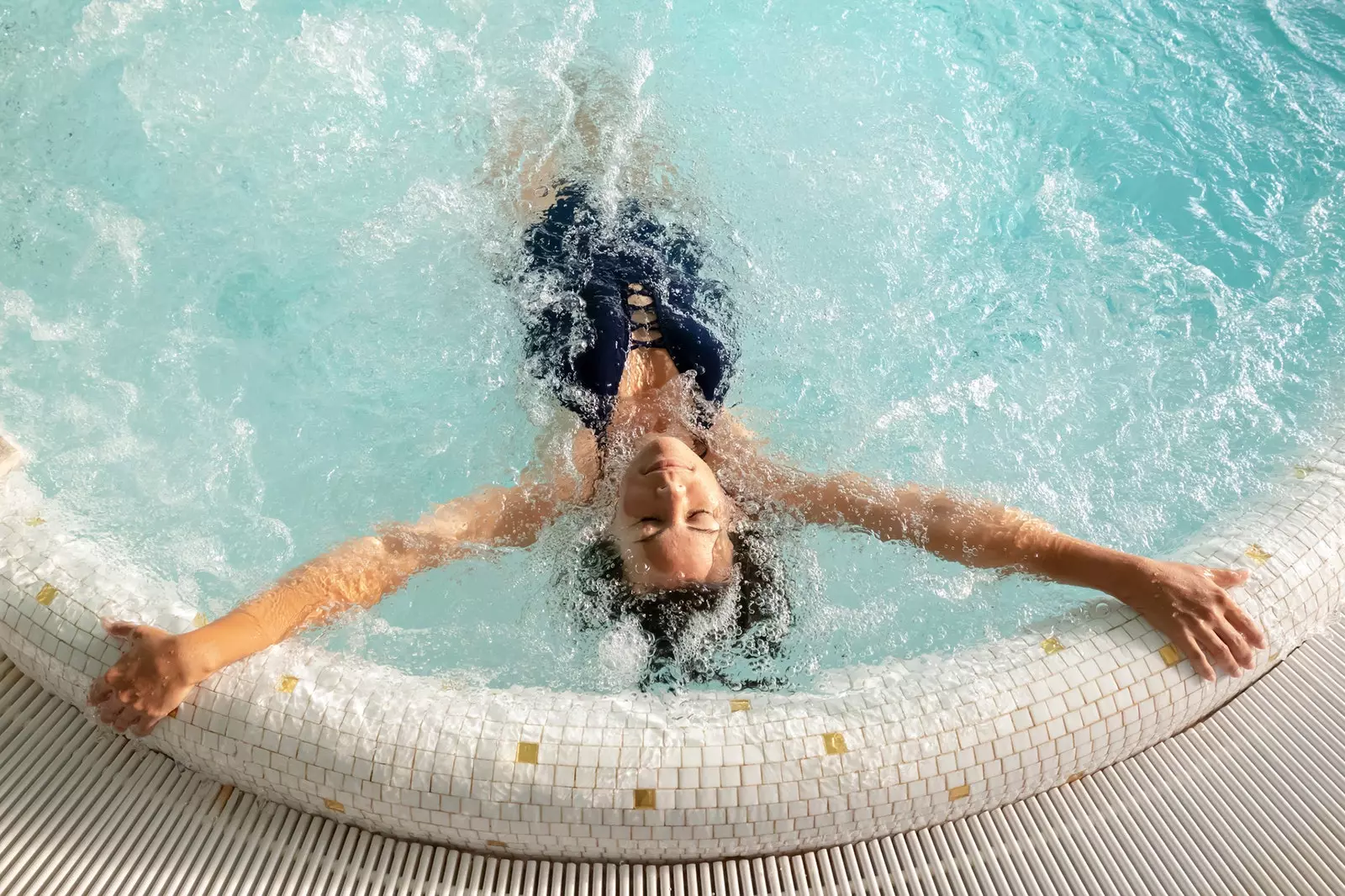 Mulher na piscina com hidromassagem